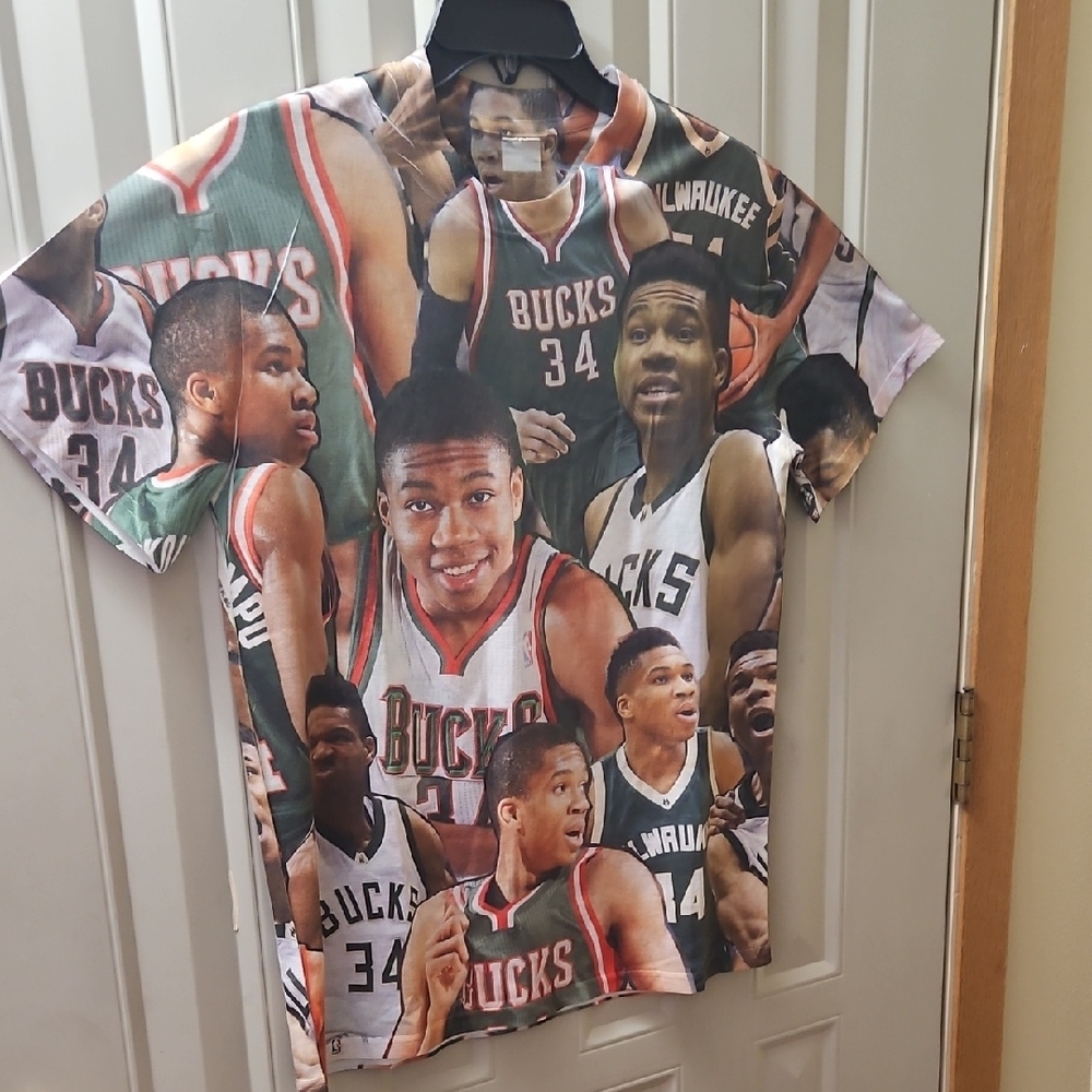 NWOT Rare Giannis Antetokounmpo Milwaukee Bucks Graphic T-Shirt